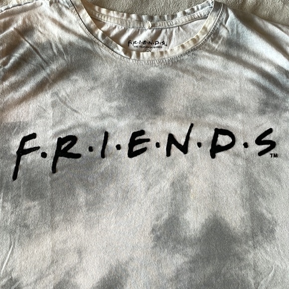 🍁2/$20🍁Ladies  FRIENDS nightshirt  in XL - Picture 2 of 4